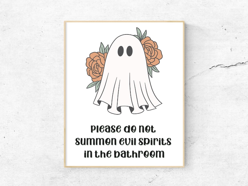 Puede incluir: Un fantasma blanco con dos ojos y una boca, rodeado de flores naranjas, con el texto "Por favor, no invoques esp&iacute;ritus malignos en el ba&ntilde;o".