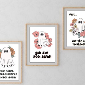 Puede incluir: Tres impresiones enmarcadas con un fantasma y dise&ntilde;os florales. El texto en las impresiones dice "Por favor, no invoques esp&iacute;ritus malignos en el ba&ntilde;o", "Psst... &iexcl;usa el ambientador!" y "&iexcl;Eres Boo-tiful!"