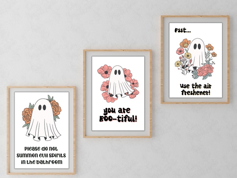 Puede incluir: Tres impresiones enmarcadas con un fantasma y dise&ntilde;os florales. El texto en las impresiones dice "Por favor, no invoques esp&iacute;ritus malignos en el ba&ntilde;o", "Psst... &iexcl;usa el ambientador!" y "&iexcl;Eres Boo-tiful!"