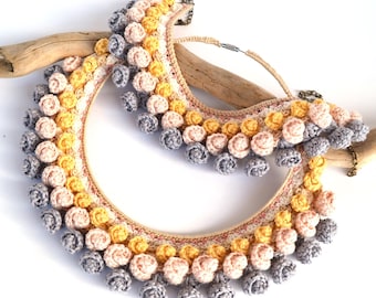 ausgefallener Sommerschmuck, gehäkelte Statementkette, Pastellschmuck, Unikatschmuck
