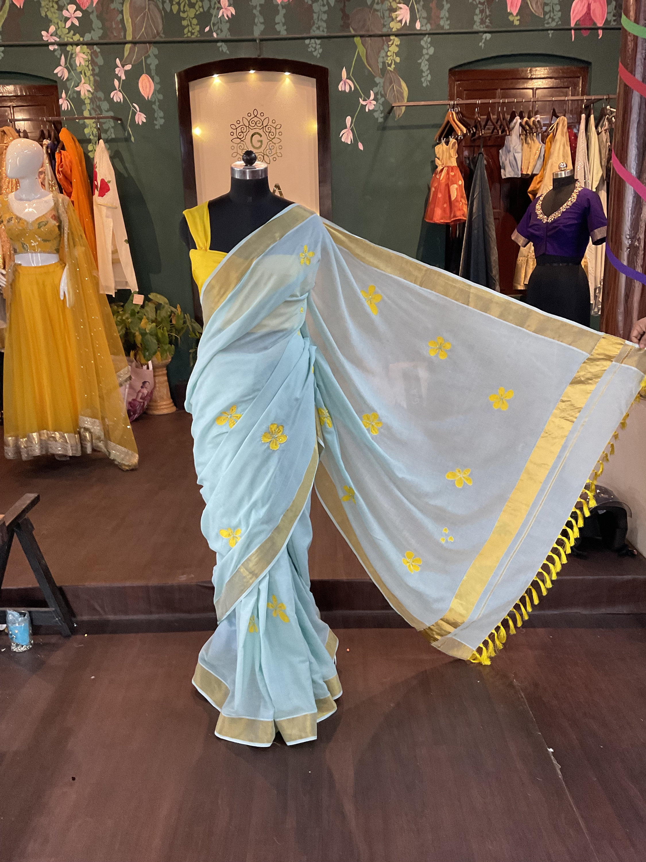 Himmelblauer Kerala Saree mit gelber Blumenapplikation