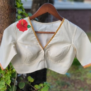 Elfenbein Handloom Kerala Kasavu Bluse mit Roter Blumen Stickerei