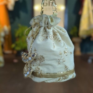 Bolso Potli con lentejuelas doradas en beige / Cartera de mano bordada / Bolso Potli para boda india / Regalo para dama de honor