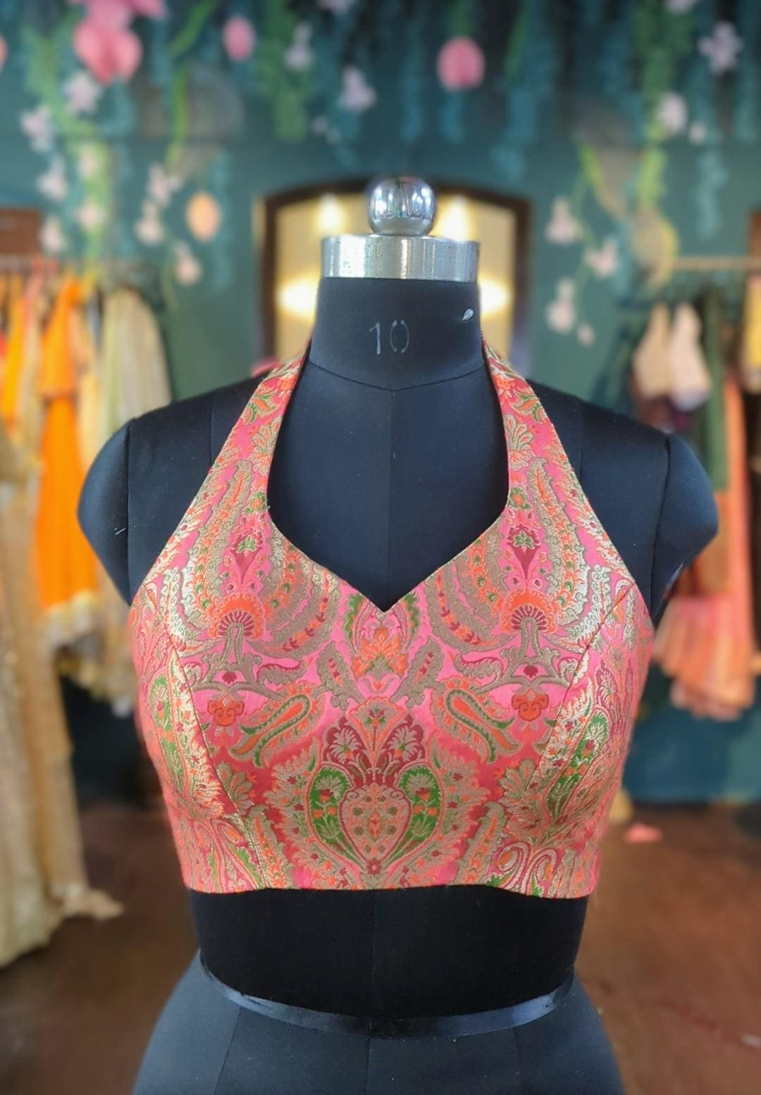 Pfirsich Brokat Neckholder Choli Bluse: Mehrfarbiges Bustier Top
