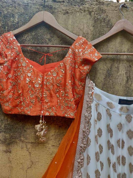 Pailletten geborduurde choli blouse met brocade lehenga en tule dupatta