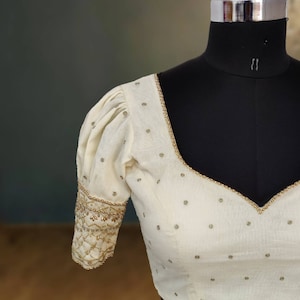 Elfenbeinfarbene Kerala Kasavu Bluse mit Gold Handstickerei & Puffärmel | Handgewebte traditionelle indische Bluse aus Baumwolle