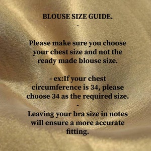 Puede incluir: Texto sobre un fondo dorado con el t&iacute;tulo "GU&Iacute;A DE TALLAS DE BLUSA." El texto explica c&oacute;mo medir para una blusa. Dice que debes medir el tama&ntilde;o de tu pecho y no el tama&ntilde;o de la blusa ya hecha. Da un ejemplo: "ej: Si tu circunferencia de pecho es 34, elige 34 como el tama&ntilde;o requerido." Tambi&eacute;n dice que debes dejar tu talla de sujetador en notas para asegurar un ajuste m&aacute;s preciso.