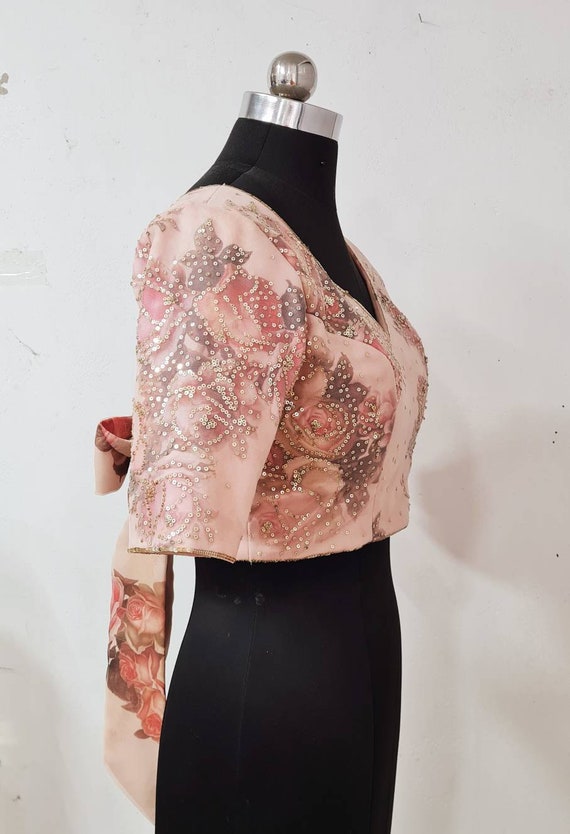 Blusa floral con lentejuelas bordadas a mano sobre superposici n de red