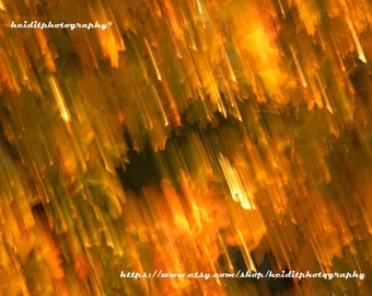 Könnte beinhalten: Abstrakte Fotografie mit verschwommenen, goldenen und orangen Linien, die einen dynamischen und strukturierten Hintergrund erzeugen.
