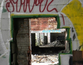 Puede incluir: Una vista a través de una abertura rectangular en una pared de ladrillos blancos, que revela un espacio interior. La pared está adornada con grafitis en rojo, amarillo y verde. El texto "SELLER" es visible en graffiti rojo. La URL de la tienda Etsy está en la parte inferior.