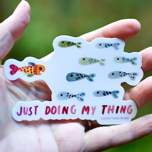 ただ自分のことをやるステッカー、かわいい魚、非順応性、自己愛、耐候性ステッカー、Little Truths Studio より
