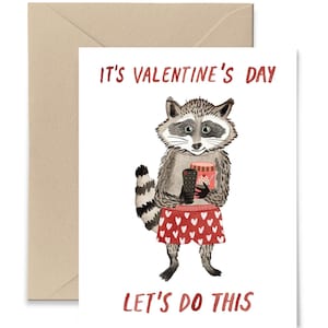 Es ist Valentinstag Lass uns diese Valentinstagskarte machen, niedlicher Waschbär in Boxershorts, lustiger Valentinstag von Little Truths Studio