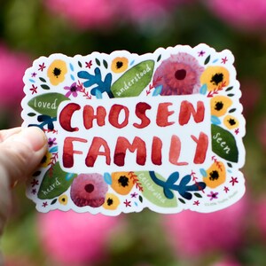 Pegatina de familia elegida, aliado LGBTQ+, amistad, amor, familia, eres amado y visto, pegatina para botella de agua de Little Truths Studio