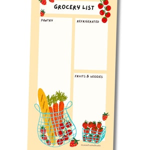 以下が含まれることがあります： 淡い黄色の背景にGROCERY LIST、PANTRY、REFRIGERATED、FRUITS & VEGGIESの文字が書かれた長方形の買い物リスト用メモ帳。パンと人参が入った青いメッシュバッグと、赤いイチゴが入った青いバスケットのイラストが描かれています。