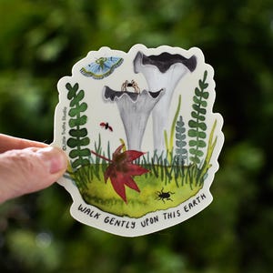 &quot;Walk sanft auf dieser Erde Laptop Aufkleber von Little Truths Studio, gemütlicher Herbstpilz, Herbst, &quot;&quot;Erd Day&quot;&quot; Klimawechsel&quot;