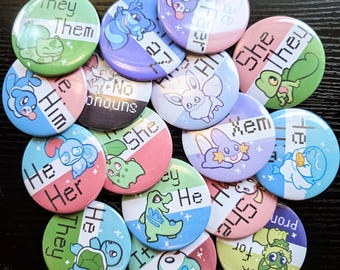 Insignias de pronombres Pride Mon' / 2.25 pulgadas / Ella/Suya, Él/Él, Ellos/Ellas, Eso/Eso, Hada/Hada, Ze/Ello, Xe/Xem, Cualquiera/Todos