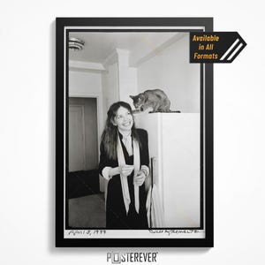 Puede incluir: Impresión enmarcada en blanco y negro que muestra a una mujer sonriendo, con una blazer y bufanda oscuras, con un gato en un armario. La impresión incluye el texto "April 13, 1977" y "Available in All Formats".