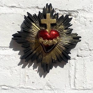 Decoración de pared del Sagrado Corazón hecha a mano: Corazón llameante y cruz