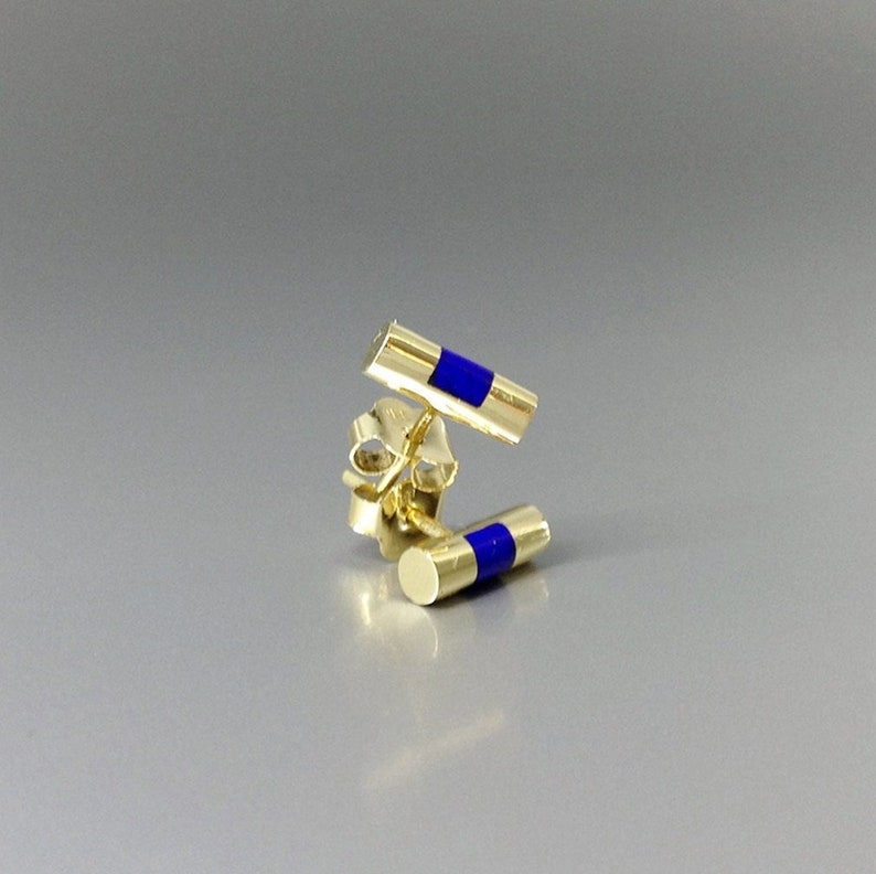 Orecchini in lapislazzuli, oro 18 carati, fatti a mano, regalo unico per lei o per lui, design minimale, pietra preziosa blu, pietra portafortuna di dicembre, pagamento DDP negli Stati Uniti. immagine 1