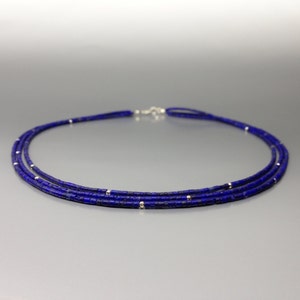 Colar delicado de lápis-lazúli com várias fileiras de prata, um presente único para ela. Gema natural azul fosca, pedra do mês de setembro/dezembro. Envio pago nos EUA.