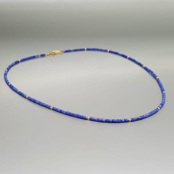 Zierliche Halskette Lapislazuli und Gold- oder Silberperlen einzigartiges Geschenk für sie oder ihn natürliche blaue Edelsteine Monatsstein