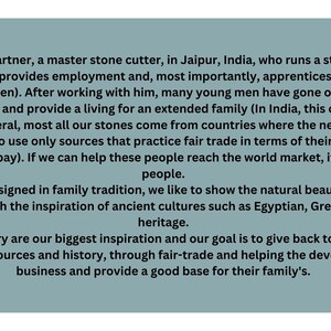 Pu&ograve; includere: Testo su sfondo turchese che descrive un laboratorio di taglio di pietre a Jaipur, in India, che offre lavoro e apprendistato. Il testo menziona pratiche di commercio equo e solidale e l'ispirazione per il design di gioielli da culture antiche.