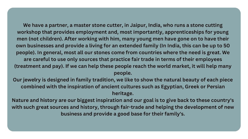 Pu&ograve; includere: Testo su sfondo turchese che descrive un laboratorio di taglio di pietre a Jaipur, in India, che offre lavoro e apprendistato. Il testo menziona pratiche di commercio equo e solidale e l'ispirazione per il design di gioielli da culture antiche.