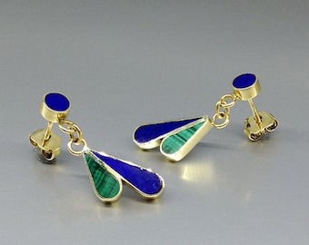 Può includere: Orecchini in oro con accenti di pietre preziose blu e verdi. Gli orecchini presentano un piccolo gioiello rotondo blu in cima e una forma a goccia pendente con un design di pietre preziose blu e verdi.