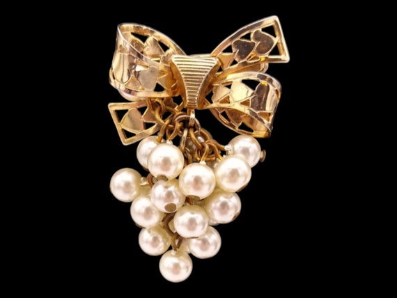 Dangly Pearls Brooch with Gold Tone Heart Motif B… - image 1