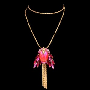 アリス キャビネス ブローチ ペンダント ネックレス、バイオレット パープル ファイヤーをあしらった巨大なコーラル ピンクのカボション、ピンクと赤のラインストーン、5 つのぶら下がるチェーン!