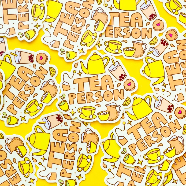 Puede incluir: Una colecci&oacute;n de pegatinas coloridas con el texto "Tea Person" sobre un fondo amarillo. Las pegatinas presentan varias ilustraciones relacionadas con el t&eacute;, incluyendo tazas de t&eacute;, teteras y t&eacute; de burbujas.