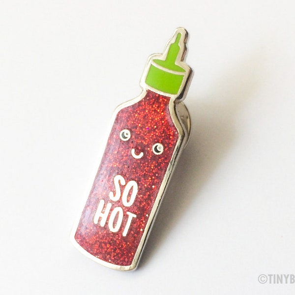 Épingle émaillée Sriracha Sparkle « So Hot » - cadeau pour amateur de sriracha, épinglette foodie, cadeau gourmet, fan de sauce piquante, épingle cloisonnée, kawaii drôle