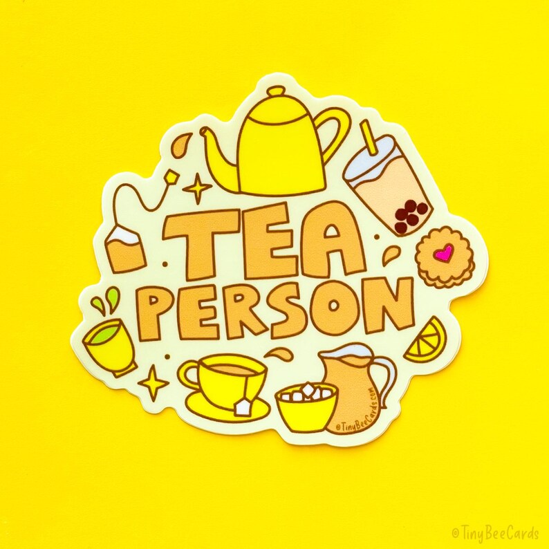Puede incluir: Una pegatina amarilla con el texto "TEA PERSON" en letras marrones. La pegatina est&aacute; decorada con varias ilustraciones relacionadas con el t&eacute;, incluyendo una tetera, tazas de t&eacute;, una bolsita de t&eacute;, una rodaja de lim&oacute;n y un t&eacute; de boba.