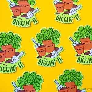 K&ouml;nnte beinhalten: Ein Set mit sechs gr&uuml;nen und braunen Aufklebern, die eine Cartoon-Topfpflanze mit einem l&auml;chelnden Gesicht und dem Text "Diggin' It" zeigen.
