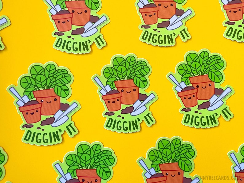 K&ouml;nnte beinhalten: Ein Set mit sechs gr&uuml;nen und braunen Aufklebern, die eine Cartoon-Topfpflanze mit einem l&auml;chelnden Gesicht und dem Text "Diggin' It" zeigen.