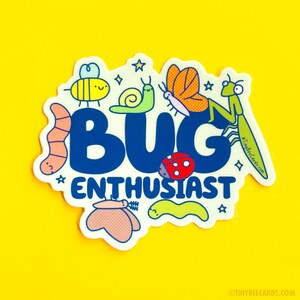 Peut inclure: Un autocollant blanc avec le texte "BUG ENTHUSIAST" en lettres bleues. L'autocollant pr&eacute;sente une vari&eacute;t&eacute; d'insectes de bande dessin&eacute;e color&eacute;s, notamment une coccinelle, une chenille, un escargot, un papillon, une abeille et une mante religieuse.