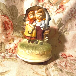 Music Box Boy and Girl under Umbrella Sanyo Japan 1970’s