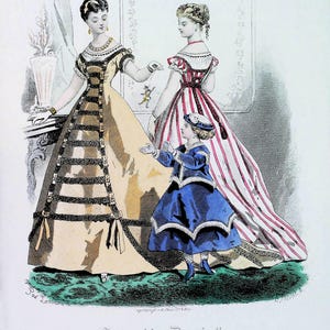 Peut inclure: Illustration de mode ancienne avec trois personnages vêtus d'élégantes tenues. La figure centrale porte une robe jaune avec des bordures noires, tandis qu'une autre porte une robe à rayures rouges et blanches. Un enfant en bleu est également présent. Le texte "Journal des Demoiselles" est visible.