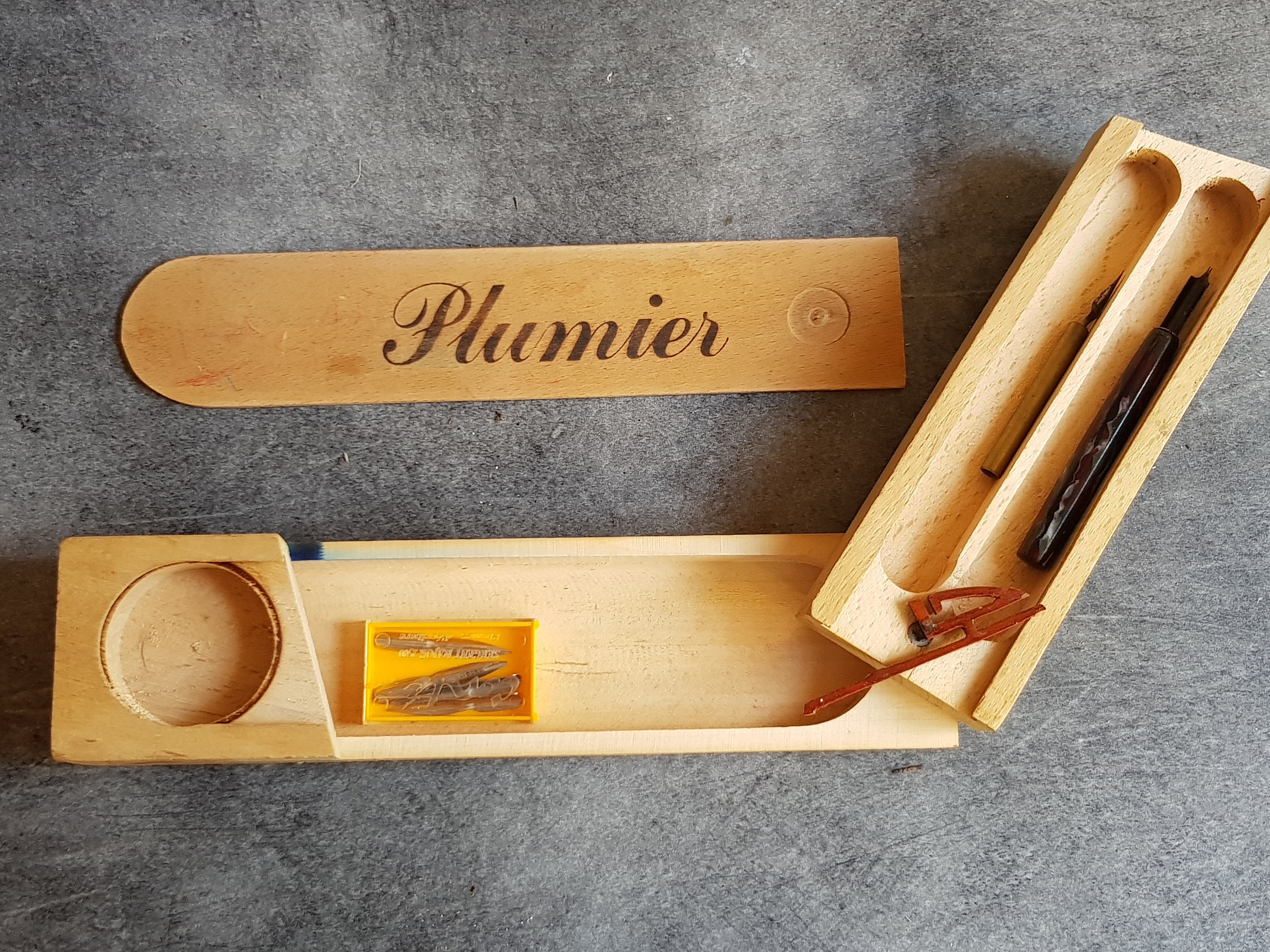 Antique Français Boîte à Crayons en Bois Bureau Plumier avec 2 Portes Plumes 1 Laiton et L Autre Bar