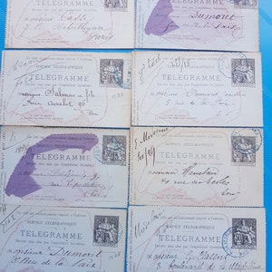 Puede incluir: Una colección de ocho telegramas antiguos en francés, cada uno con un sello de 50 céntimos y texto manuscrito. Los telegramas incluyen direcciones y mensajes. El fondo es de color azul claro.