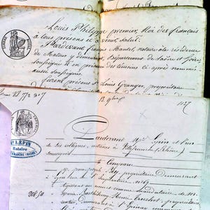 Französische Dokumente, 1800er Jahre, Ludwig XIV., antike juristische Papiere mit Siegeln, feine und elegante Handschrift, Ephemera aus dem historischen Frankreich, 13 Seiten