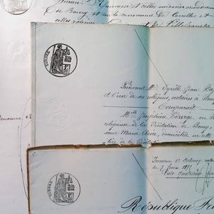 Documentos franceses, papéis do século XIX, papéis legais antigos com selos, escrita fina e elegante, papel efêmero da França, histórico