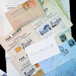 Puede incluir: Una colección de correspondencia francesa antigua, que incluye sobres y documentos con sellos, matasellos y texto impreso como L'OPINION, PAR AVION y AVIS DE RÉCEPTION. Una tarjeta blanca con el nombre escrito a mano Quentin Richard du Page está encima.