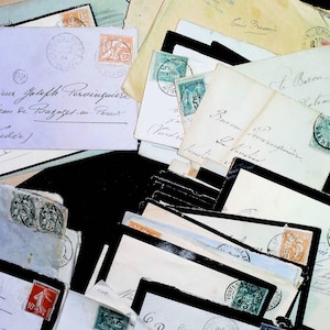 Peut inclure: Une collection d'enveloppes et de lettres anciennes, ornée de divers timbres-poste. Les enveloppes sont dans des tons crème, beige et bleu clair, avec des adresses manuscrites et des cachets postaux. Les timbres présentent des motifs et des couleurs complexes, ajoutant à l'esthétique antique.