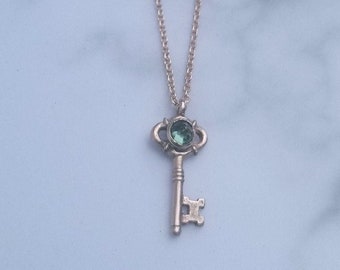 14k Rose Gold Antike Schlüssel Halskette, Versandfertig, Grüner Turmalin Schlüssel Halskette, Rotgold Skelett Schlüssel Halskette, alter Goldschlüssel
