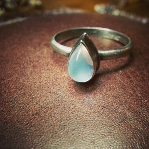 Adularia maansteen regendruppelring, sterling solitaire hoge bezel, geboortesteen juni, Birmaanse jadering, sterling stapelbare verlovingsring