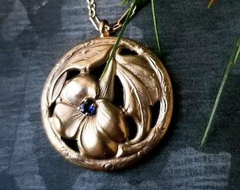 Saffier en massief gouden medaillonketting, gefacetteerde saffier gouden ketting, september Birthstone, Midnight Garden 14K ketting, Nicotiana