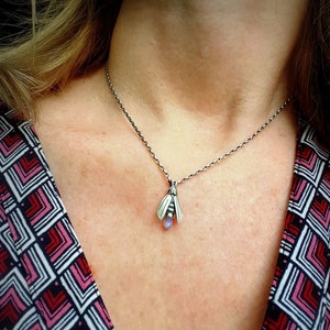 Firefly Halskette, Mondstein Firefly, Silber Firefly Halskette, Magisches Firefly Amulett, glühender Mondstein Firefly, Silber Firefly Anhänger mit Edelstein