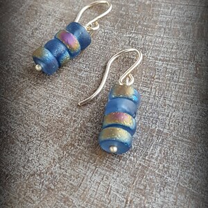 Strandglas Ohrringe, irisierende Blaue gefrostete Glasperlen, Sterling Strandglas, Gestapelte Glaskugeln, Ozean Ohrringe, Sommer Ohrringe