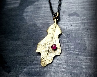 14k goud scharlaken eikenblad met robijn, gemengde metalen ketting, 14k eikenblad aan donker geoxideerde ketting, 14k haakkralensluiting